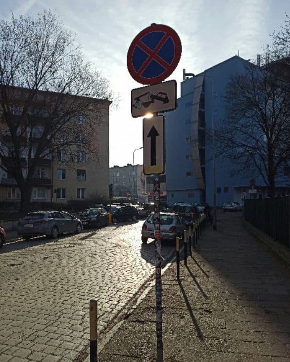 "Mistrzowie parkowania" z Wrocławia. Na zdjęciu widać auta zaparkowane na ulicach Wrocławia w nieprawidłowy sposób, w miejscach niedozwolonych