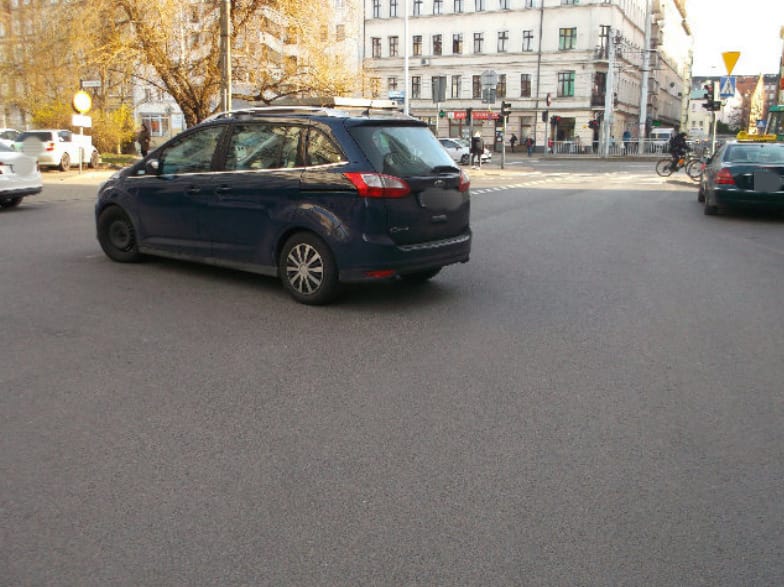 "Mistrzowie parkowania" z Wrocławia. Na zdjęciu widać auta zaparkowane na ulicach Wrocławia w nieprawidłowy sposób, w miejscach niedozwolonych