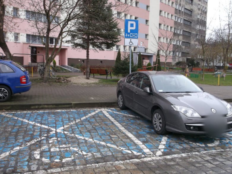 "Mistrzowie parkowania" z Wrocławia. Na zdjęciu widać auta zaparkowane na ulicach Wrocławia w nieprawidłowy sposób, w miejscach niedozwolonych