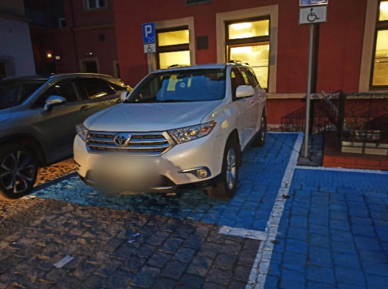 "Mistrzowie parkowania" z Wrocławia. Na zdjęciu widać auta zaparkowane na ulicach Wrocławia w nieprawidłowy sposób, w miejscach niedozwolonych
