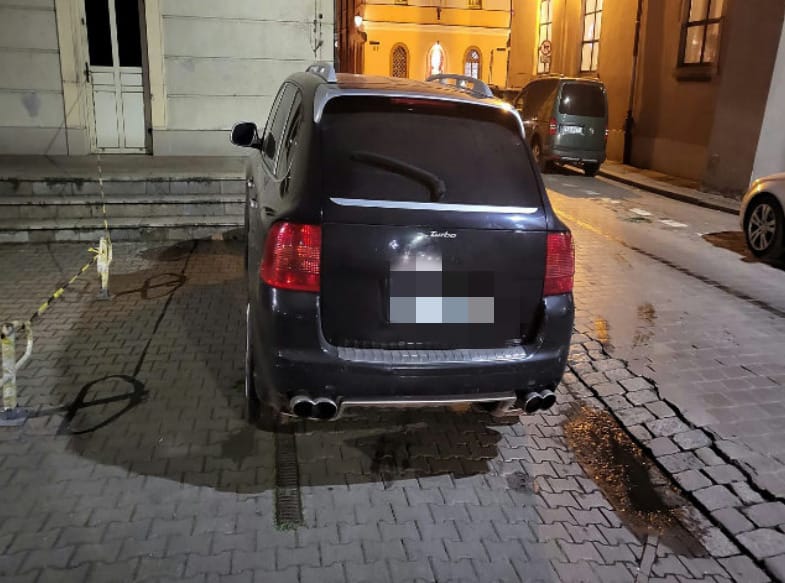 "Mistrzowie parkowania" z Wrocławia. Na zdjęciu widać auta zaparkowane na ulicach Wrocławia w nieprawidłowy sposób, w miejscach niedozwolonych
