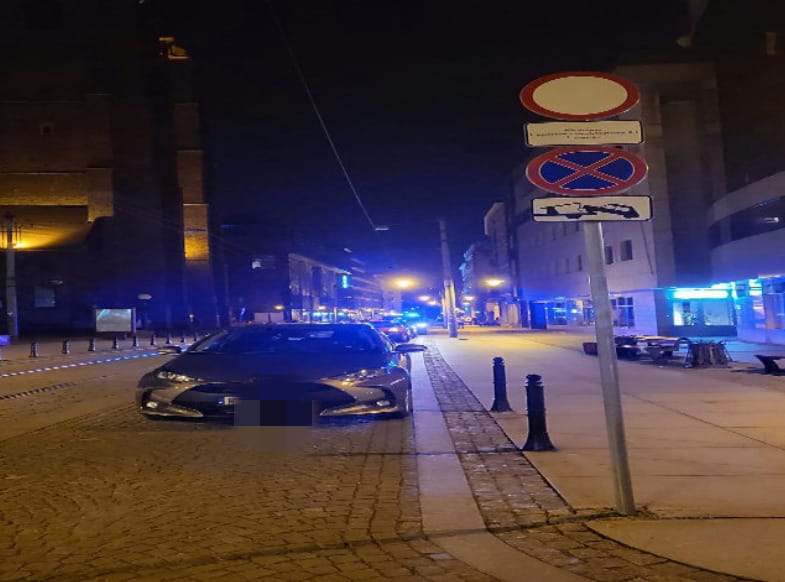 "Mistrzowie parkowania" z Wrocławia. Na zdjęciu widać auta zaparkowane na ulicach Wrocławia w nieprawidłowy sposób, w miejscach niedozwolonych