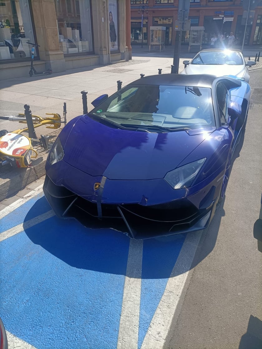 "Mistrzowie parkowania" z Wrocławia. Na zdjęciu widać auta zaparkowane na ulicach Wrocławia w nieprawidłowy sposób, w miejscach niedozwolonych