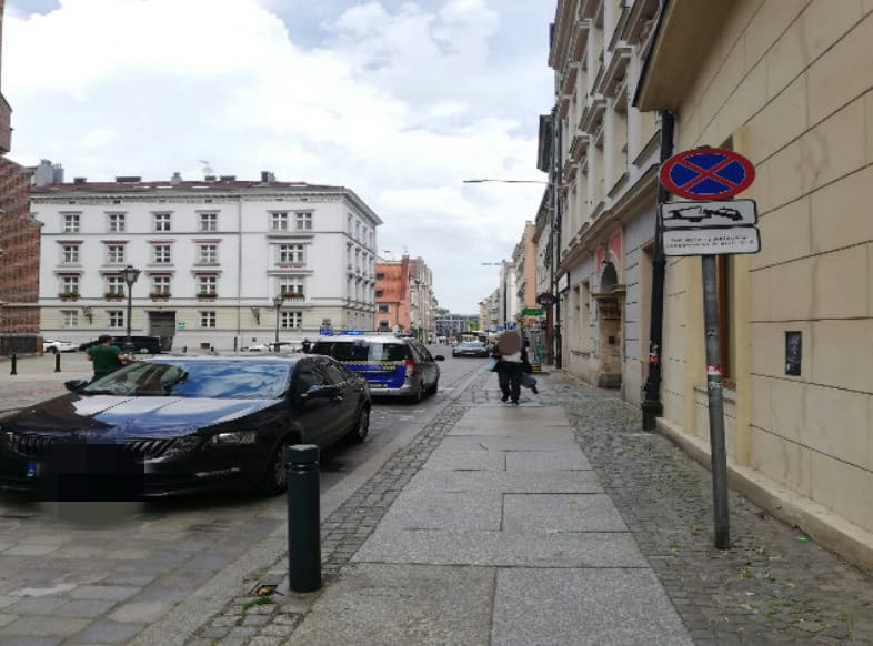 "Mistrzowie parkowania" z Wrocławia. Na zdjęciu widać auta zaparkowane na ulicach Wrocławia w nieprawidłowy sposób, w miejscach niedozwolonych