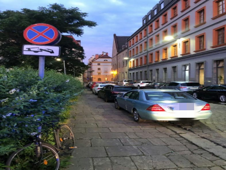 "Mistrzowie parkowania" z Wrocławia. Na zdjęciu widać auta zaparkowane na ulicach Wrocławia w nieprawidłowy sposób, w miejscach niedozwolonych