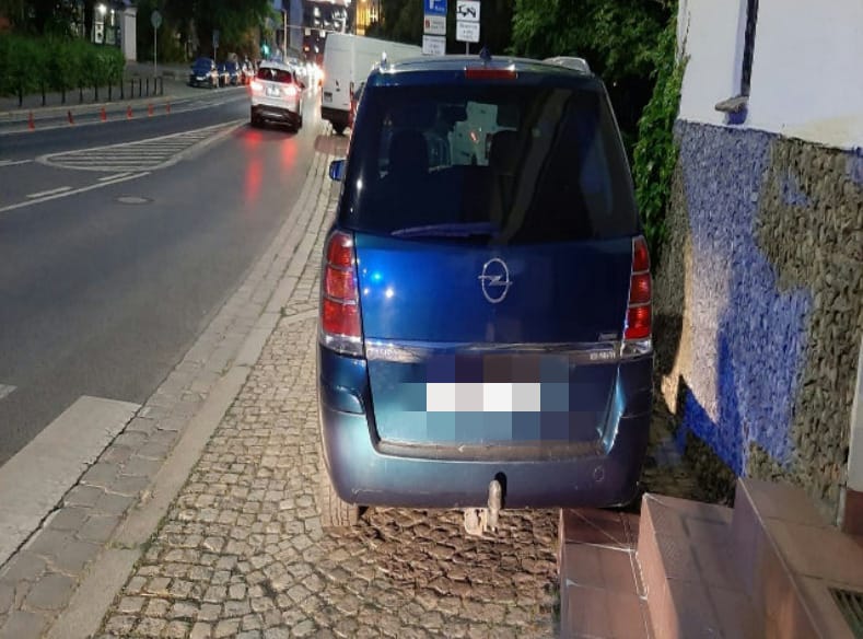 "Mistrzowie parkowania" z Wrocławia. Na zdjęciu widać auta zaparkowane na ulicach Wrocławia w nieprawidłowy sposób, w miejscach niedozwolonych