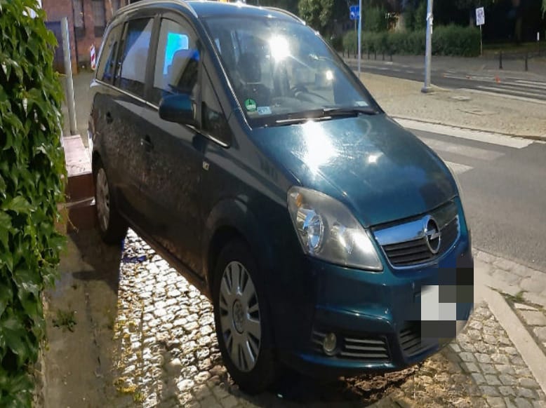 "Mistrzowie parkowania" z Wrocławia. Na zdjęciu widać auta zaparkowane na ulicach Wrocławia w nieprawidłowy sposób, w miejscach niedozwolonych