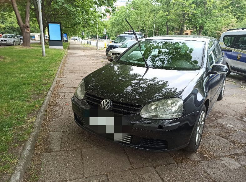 "Mistrzowie parkowania" z Wrocławia. Na zdjęciu widać auta zaparkowane na ulicach Wrocławia w nieprawidłowy sposób, w miejscach niedozwolonych