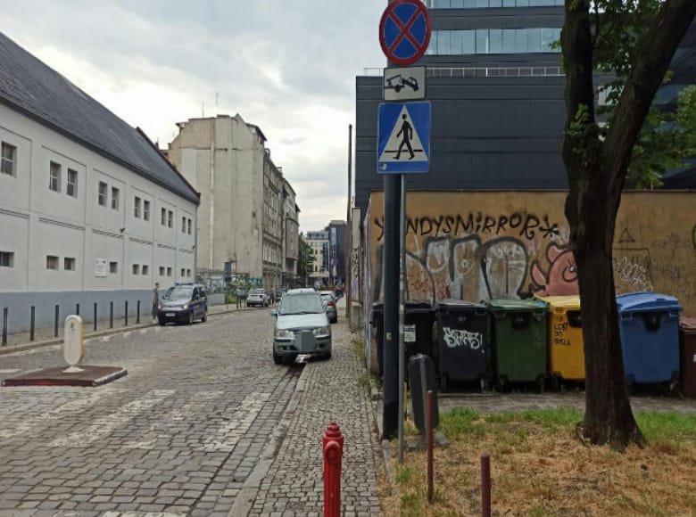 "Mistrzowie parkowania" z Wrocławia. Na zdjęciu widać auta zaparkowane na ulicach Wrocławia w nieprawidłowy sposób, w miejscach niedozwolonych