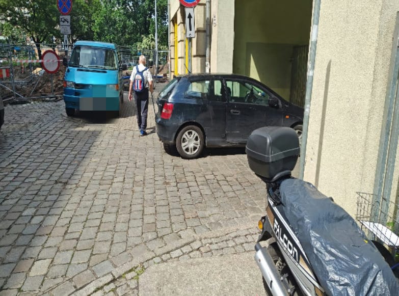 "Mistrzowie parkowania" z Wrocławia. Na zdjęciu widać auta zaparkowane na ulicach Wrocławia w nieprawidłowy sposób, w miejscach niedozwolonych