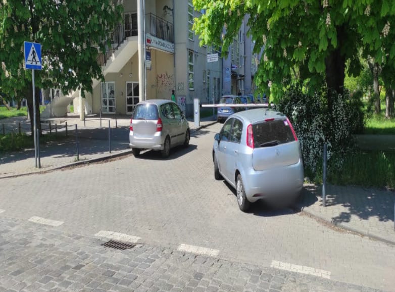 "Mistrzowie parkowania" z Wrocławia. Na zdjęciu widać auta zaparkowane na ulicach Wrocławia w nieprawidłowy sposób, w miejscach niedozwolonych