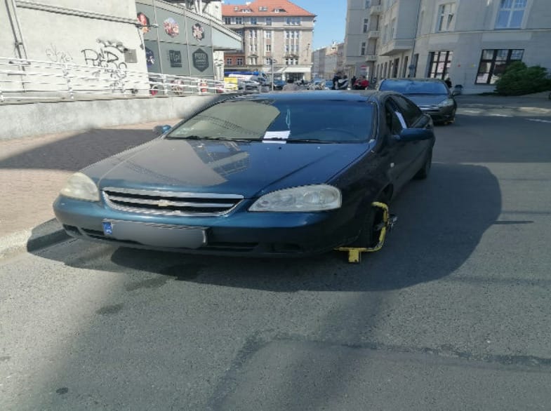 "Mistrzowie parkowania" z Wrocławia. Na zdjęciu widać auta zaparkowane na ulicach Wrocławia w nieprawidłowy sposób, w miejscach niedozwolonych