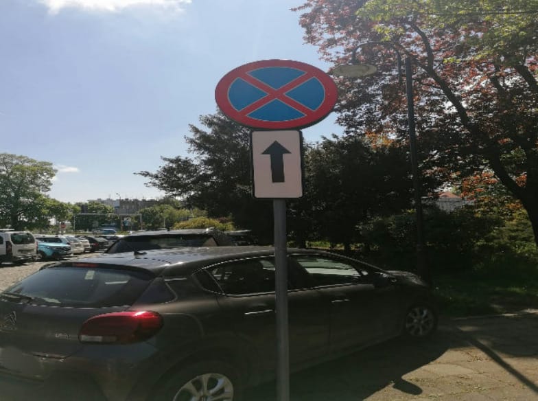 "Mistrzowie parkowania" z Wrocławia. Na zdjęciu widać auta zaparkowane na ulicach Wrocławia w nieprawidłowy sposób, w miejscach niedozwolonych