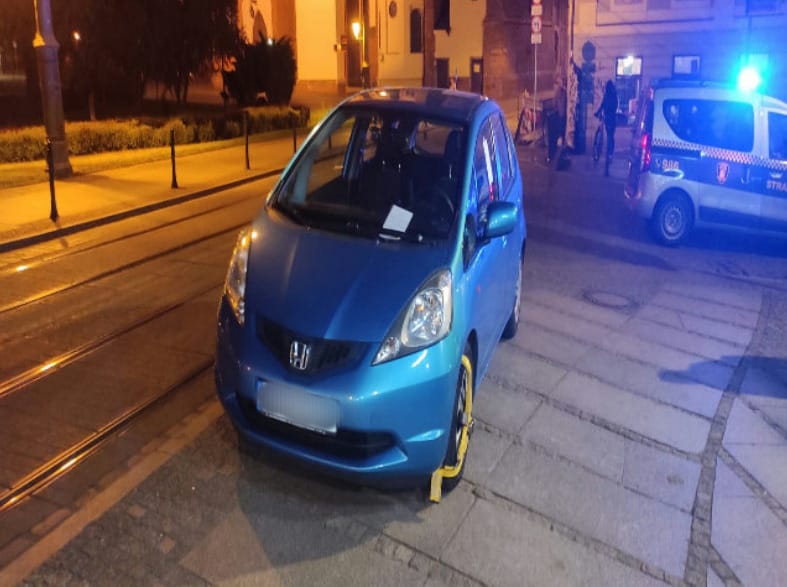 "Mistrzowie parkowania" z Wrocławia. Na zdjęciu widać auta zaparkowane na ulicach Wrocławia w nieprawidłowy sposób, w miejscach niedozwolonych