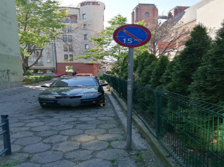 "Mistrzowie parkowania" z Wrocławia. Na zdjęciu widać auta zaparkowane na ulicach Wrocławia w nieprawidłowy sposób, w miejscach niedozwolonych
