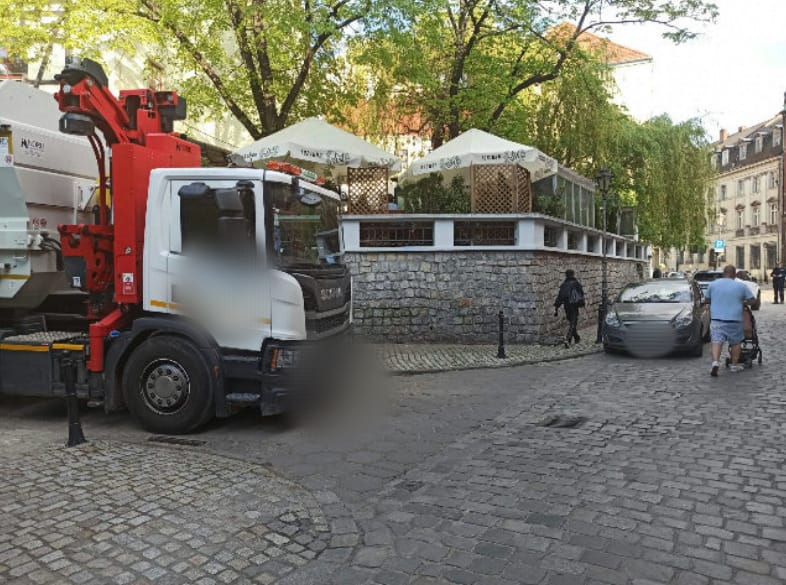 "Mistrzowie parkowania" z Wrocławia. Na zdjęciu widać auta zaparkowane na ulicach Wrocławia w nieprawidłowy sposób, w miejscach niedozwolonych