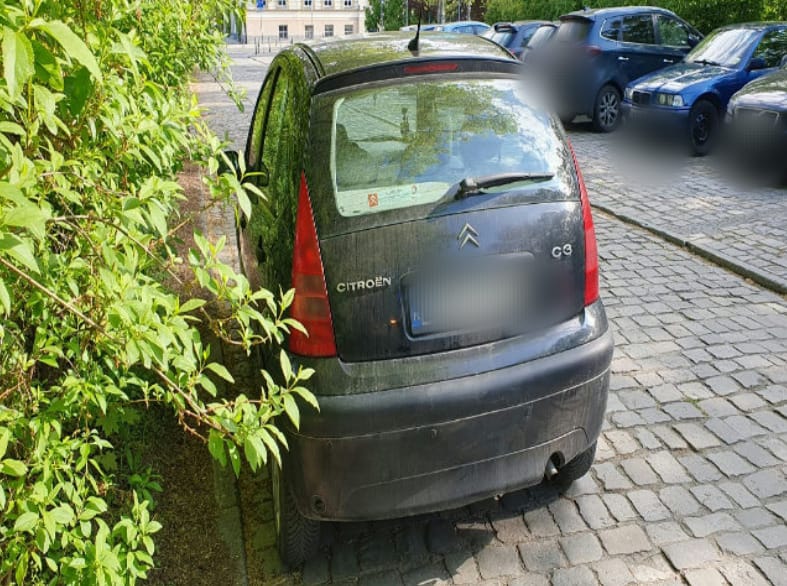 "Mistrzowie parkowania" z Wrocławia. Na zdjęciu widać auta zaparkowane na ulicach Wrocławia w nieprawidłowy sposób, w miejscach niedozwolonych