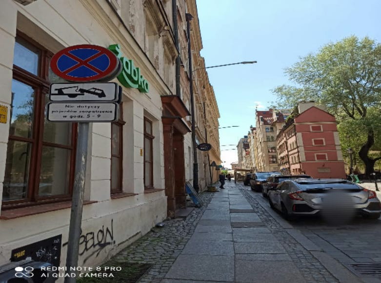 "Mistrzowie parkowania" z Wrocławia. Na zdjęciu widać auta zaparkowane na ulicach Wrocławia w nieprawidłowy sposób, w miejscach niedozwolonych