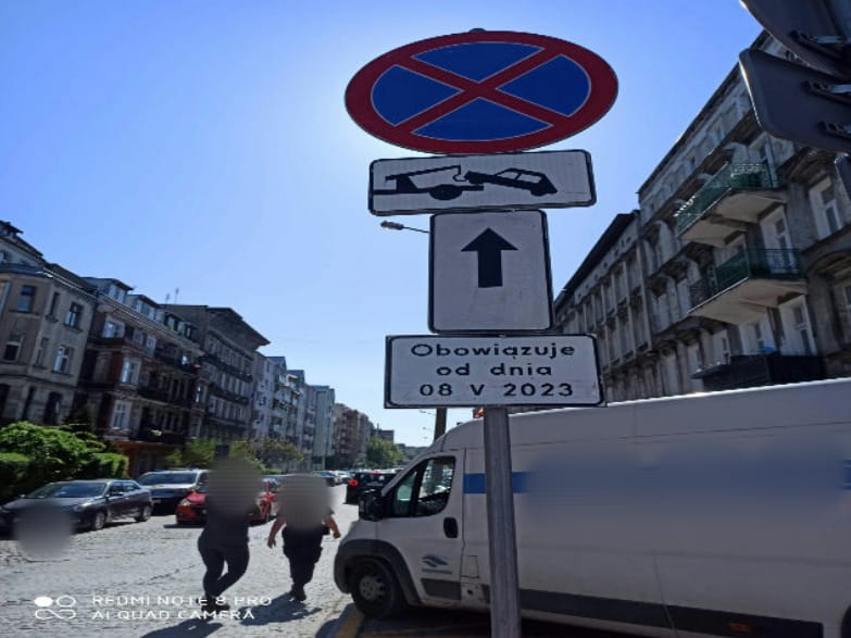 "Mistrzowie parkowania" z Wrocławia. Na zdjęciu widać auta zaparkowane na ulicach Wrocławia w nieprawidłowy sposób, w miejscach niedozwolonych