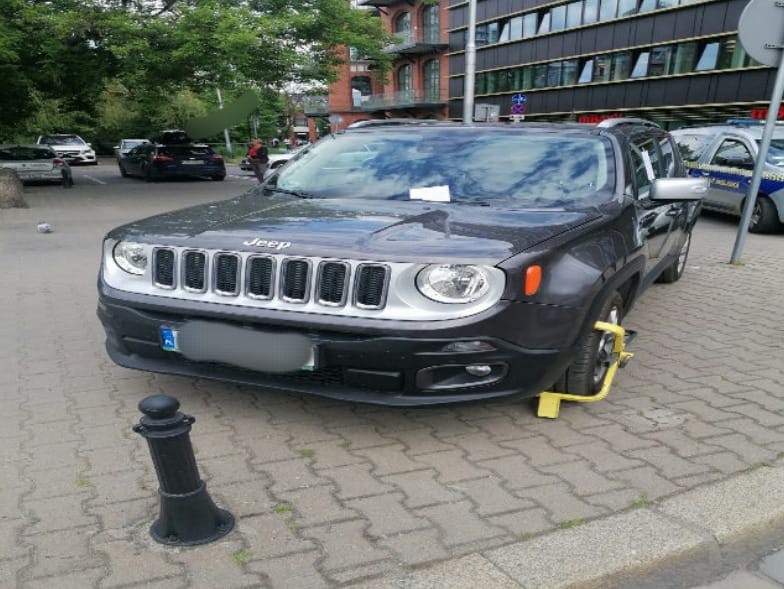"Mistrzowie parkowania" z Wrocławia. Na zdjęciu widać auta zaparkowane na ulicach Wrocławia w nieprawidłowy sposób, w miejscach niedozwolonych