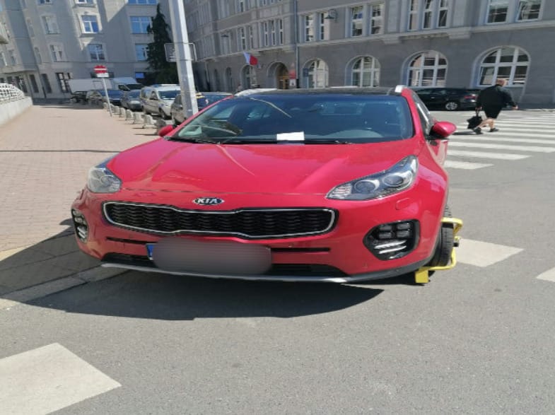 "Mistrzowie parkowania" z Wrocławia. Na zdjęciu widać auta zaparkowane na ulicach Wrocławia w nieprawidłowy sposób, w miejscach niedozwolonych