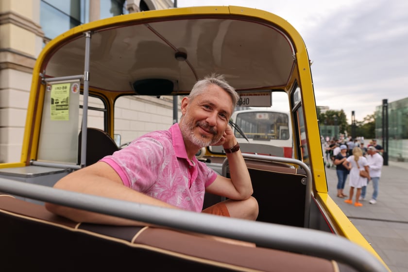 Parada autobusów nowym odcinkiem trasy autobusowo-tramwajowej na Nowy Dwór.