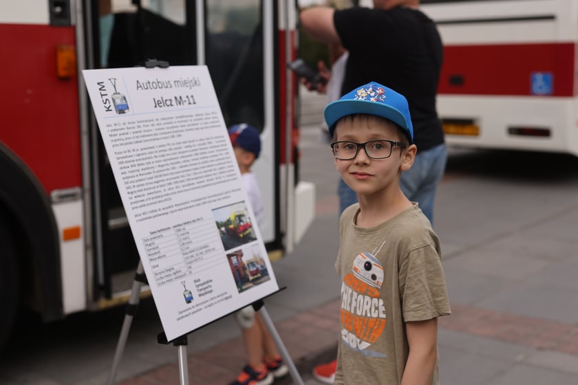 Parada autobusów nowym odcinkiem trasy autobusowo-tramwajowej na Nowy Dwór.