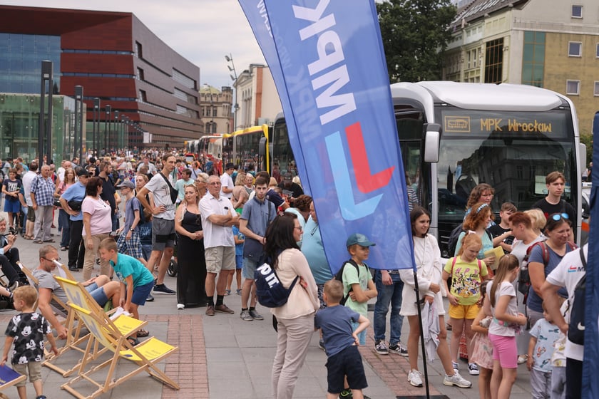 Parada autobusów nowym odcinkiem trasy autobusowo-tramwajowej na Nowy Dwór.