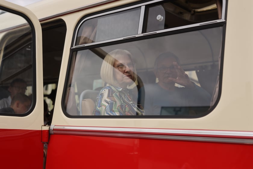 Parada autobusów nowym odcinkiem trasy autobusowo-tramwajowej na Nowy Dwór.