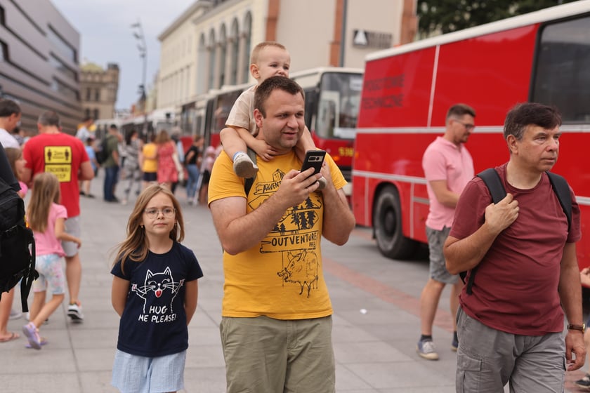 Parada autobusów nowym odcinkiem trasy autobusowo-tramwajowej na Nowy Dwór.