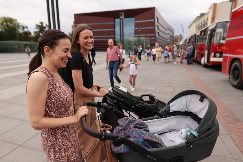 Parada autobusów nowym odcinkiem trasy autobusowo-tramwajowej na Nowy Dwór.