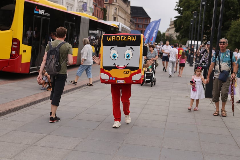 Parada autobusów nowym odcinkiem trasy autobusowo-tramwajowej na Nowy Dwór.