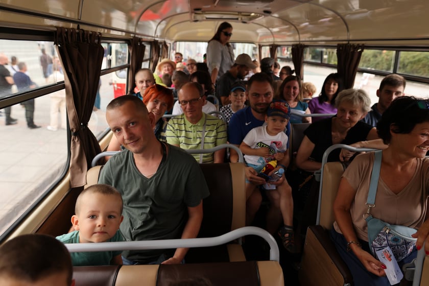 Parada autobusów nowym odcinkiem trasy autobusowo-tramwajowej na Nowy Dwór.