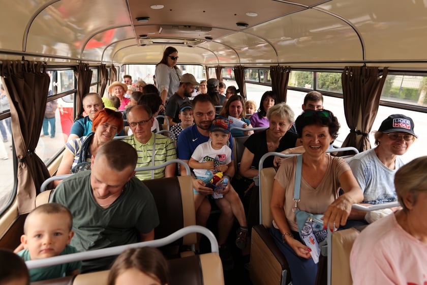 Parada autobusów nowym odcinkiem trasy autobusowo-tramwajowej na Nowy Dwór.