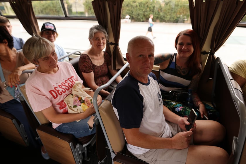 Parada autobusów nowym odcinkiem trasy autobusowo-tramwajowej na Nowy Dwór.