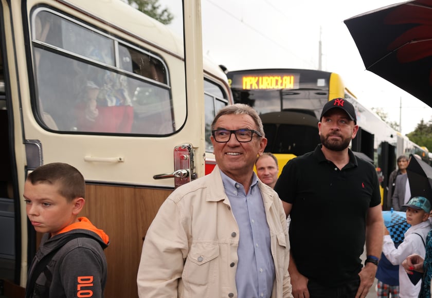 Parada autobusów nowym odcinkiem trasy autobusowo-tramwajowej na Nowy Dwór.