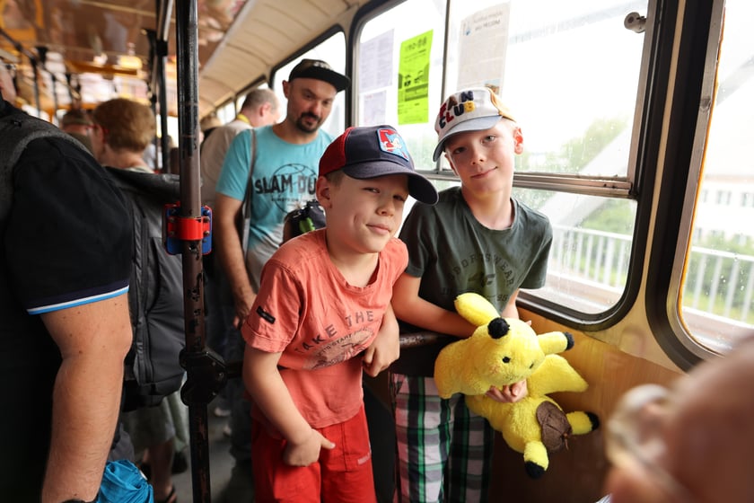 Parada autobusów nowym odcinkiem trasy autobusowo-tramwajowej na Nowy Dwór.