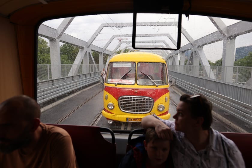 Parada autobusów nowym odcinkiem trasy autobusowo-tramwajowej na Nowy Dwór.