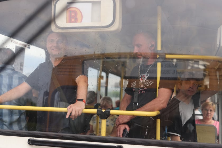 Parada autobusów nowym odcinkiem trasy autobusowo-tramwajowej na Nowy Dwór.