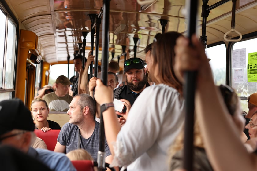 Parada autobusów nowym odcinkiem trasy autobusowo-tramwajowej na Nowy Dwór.