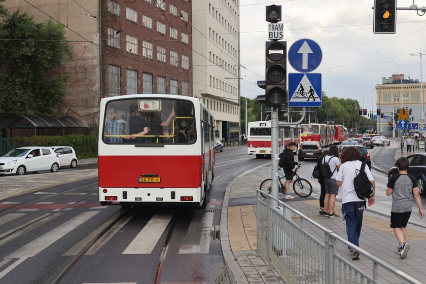Parada autobusów nowym odcinkiem trasy autobusowo-tramwajowej na Nowy Dwór.