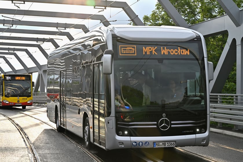 Mercedes-Benz eCitaro na nowym wiadukcie na trasie autobusowo-tramwajowej na Nowy Dwór.