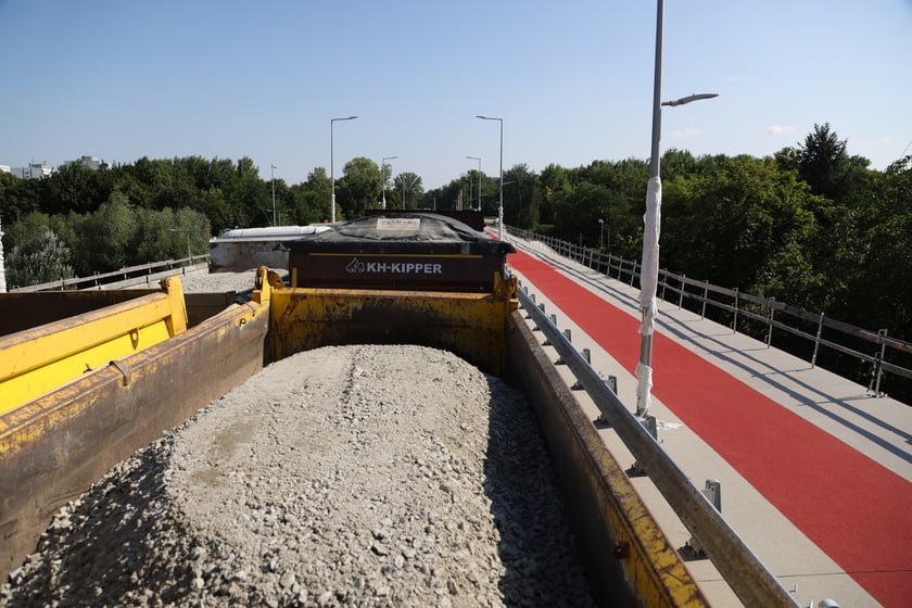 Próby obciążeniowe na moście Olimpijskim na Alei Wielkiej Wyspy.