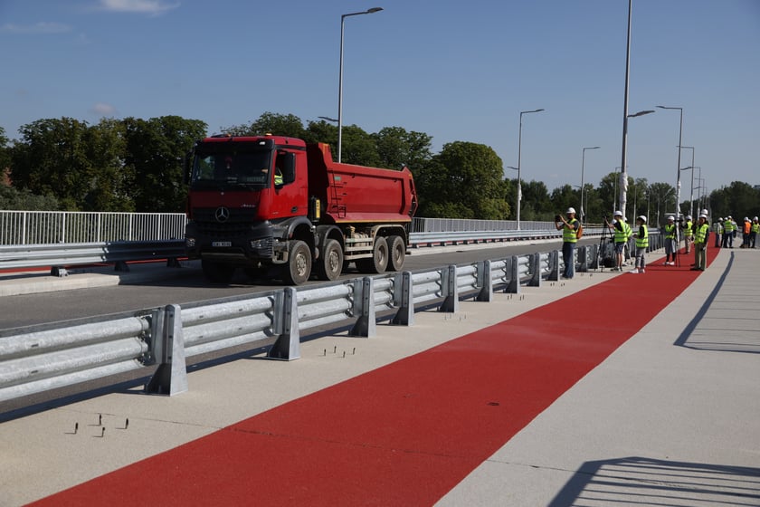Próby obciążeniowe na moście Olimpijskim na Alei Wielkiej Wyspy.
