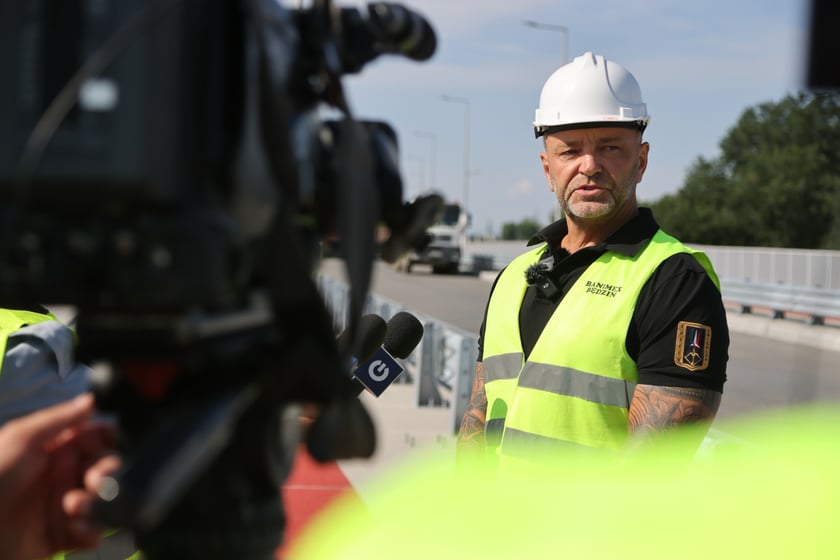 Próby obciążeniowe na moście Olimpijskim na Alei Wielkiej Wyspy.
