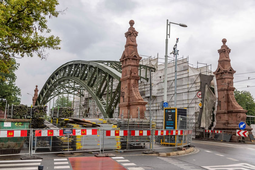 Most, poza tym że wyremontowany, zyskał nową kolorystykę. Jest ona taka, jak ponad 100 lat temu.