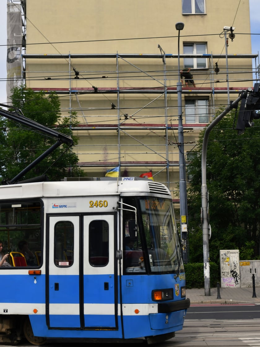 Etapy powstawania muralu poświęconego Marii Koterbskiej. Od rusztowania, po odsłonięcie.