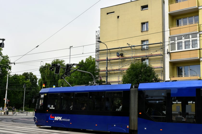 Etapy powstawania muralu poświęconego Marii Koterbskiej. Od rusztowania, po odsłonięcie.