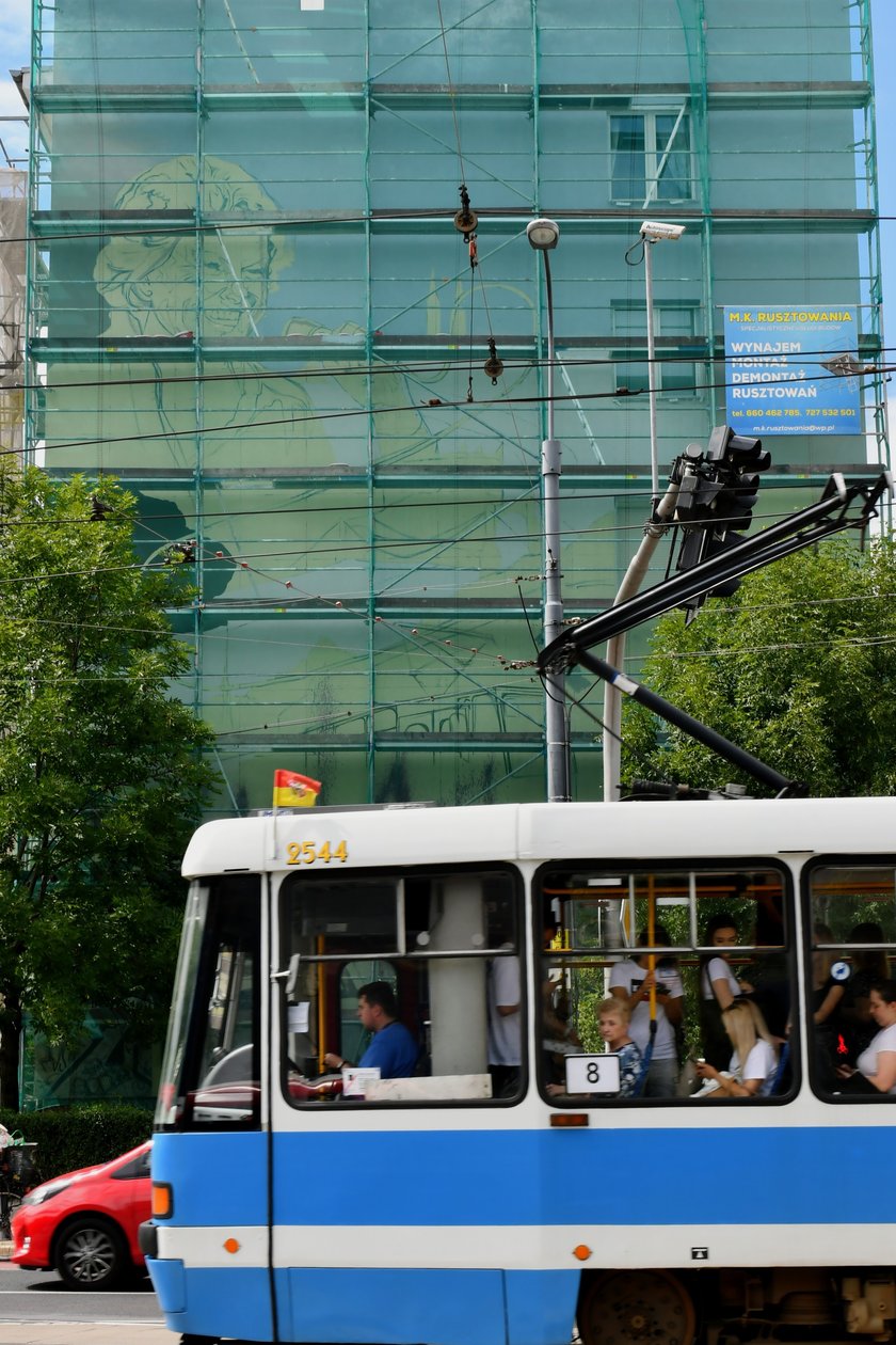 Etapy powstawania muralu poświęconego Marii Koterbskiej. Od rusztowania, po odsłonięcie.
