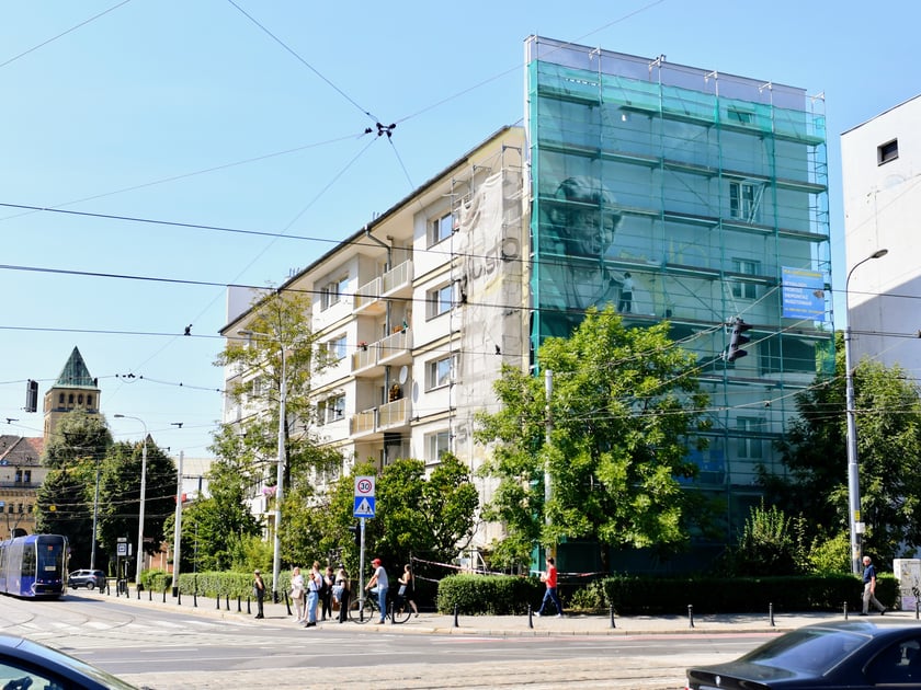 Etapy powstawania muralu poświęconego Marii Koterbskiej. Od rusztowania, po odsłonięcie.